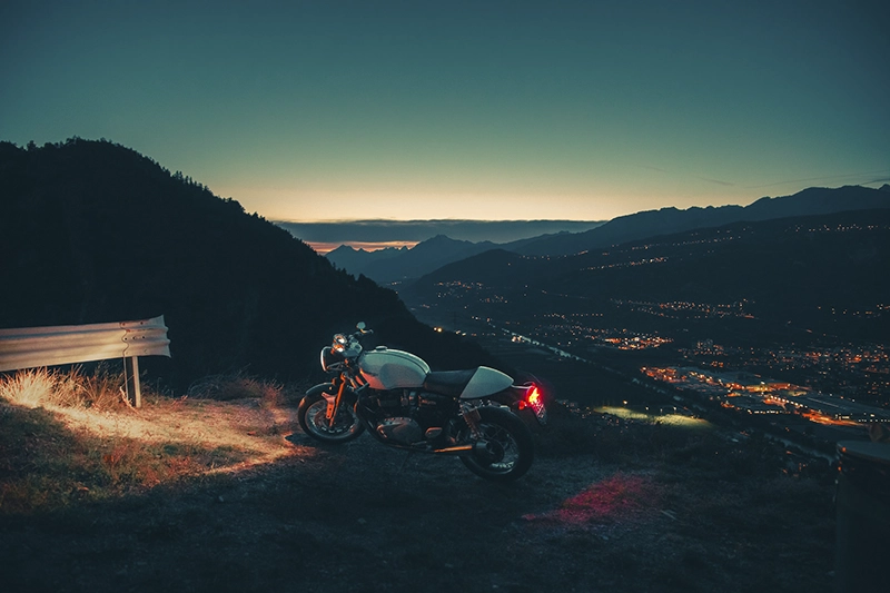 Ghost Detailing Metz Duncan Adler photo d'un paysage avec une moto en premier plan