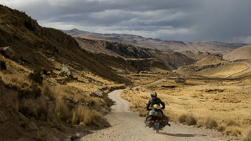 Illustration article blog Ghost Detailing Metz, photo Dafy Voyage d'un paysage des Andes. et d'une moto Royal Enfield.