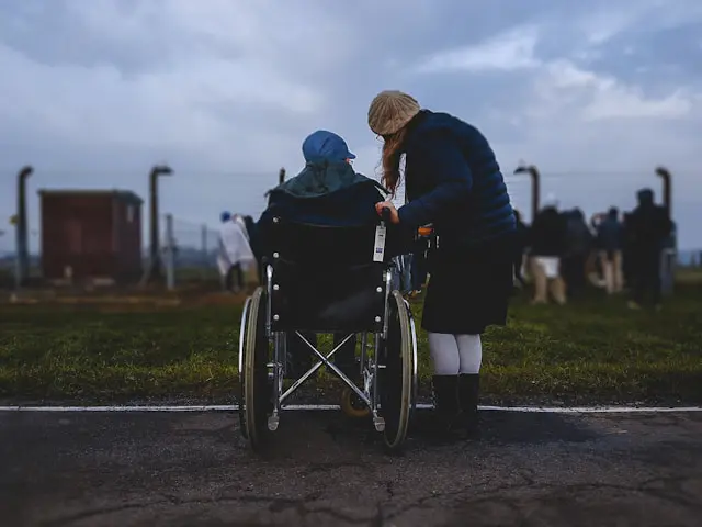 Personne en chaise roulante.