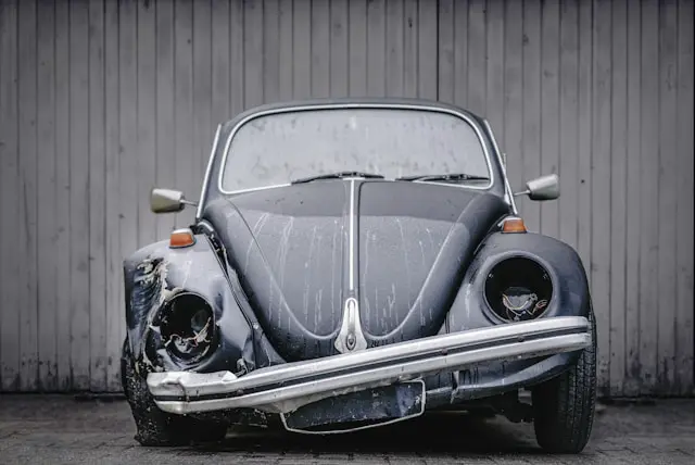 Voiture de marque Volkswagen accidentée.