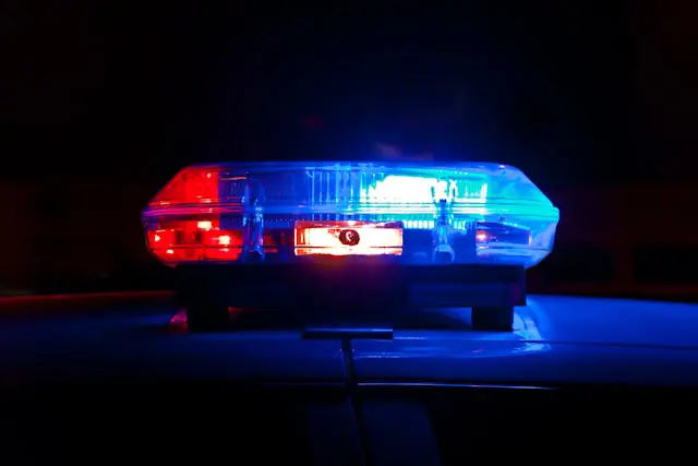 Signalisation lumineuse d'une voiture de police.