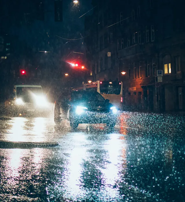 Voiture roulant sous la pluie.