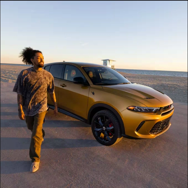 Dodge 2025 jaune dans le désert avec un modèle homme à côté.