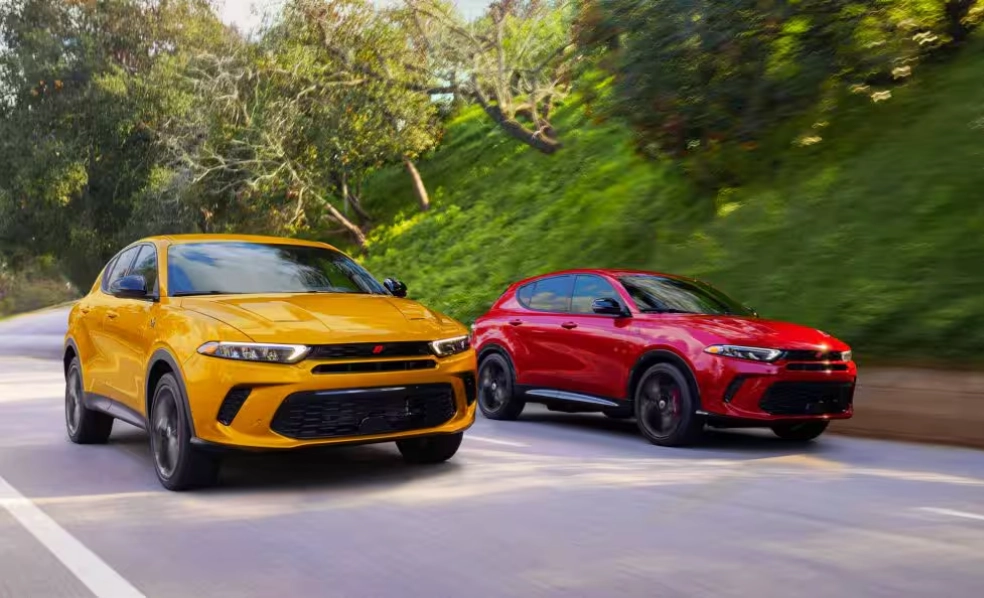 Dodge 2025 modèle jaune et rouge roulant à vive allure.