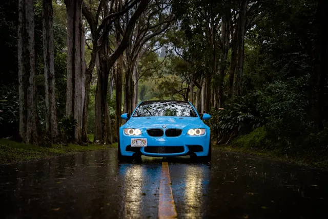 Voiture roulant sous la pluie.