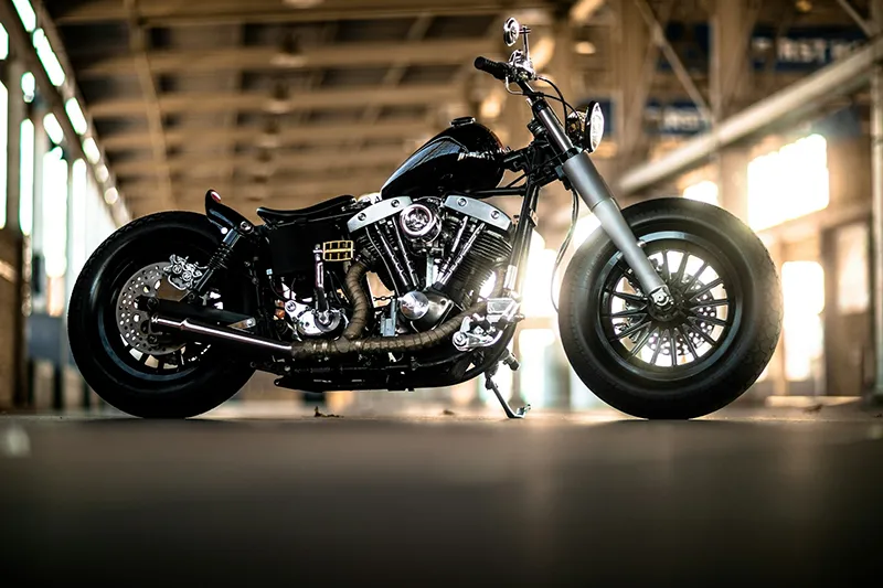 Photographie d'une Harley-Davidson dans un hangar